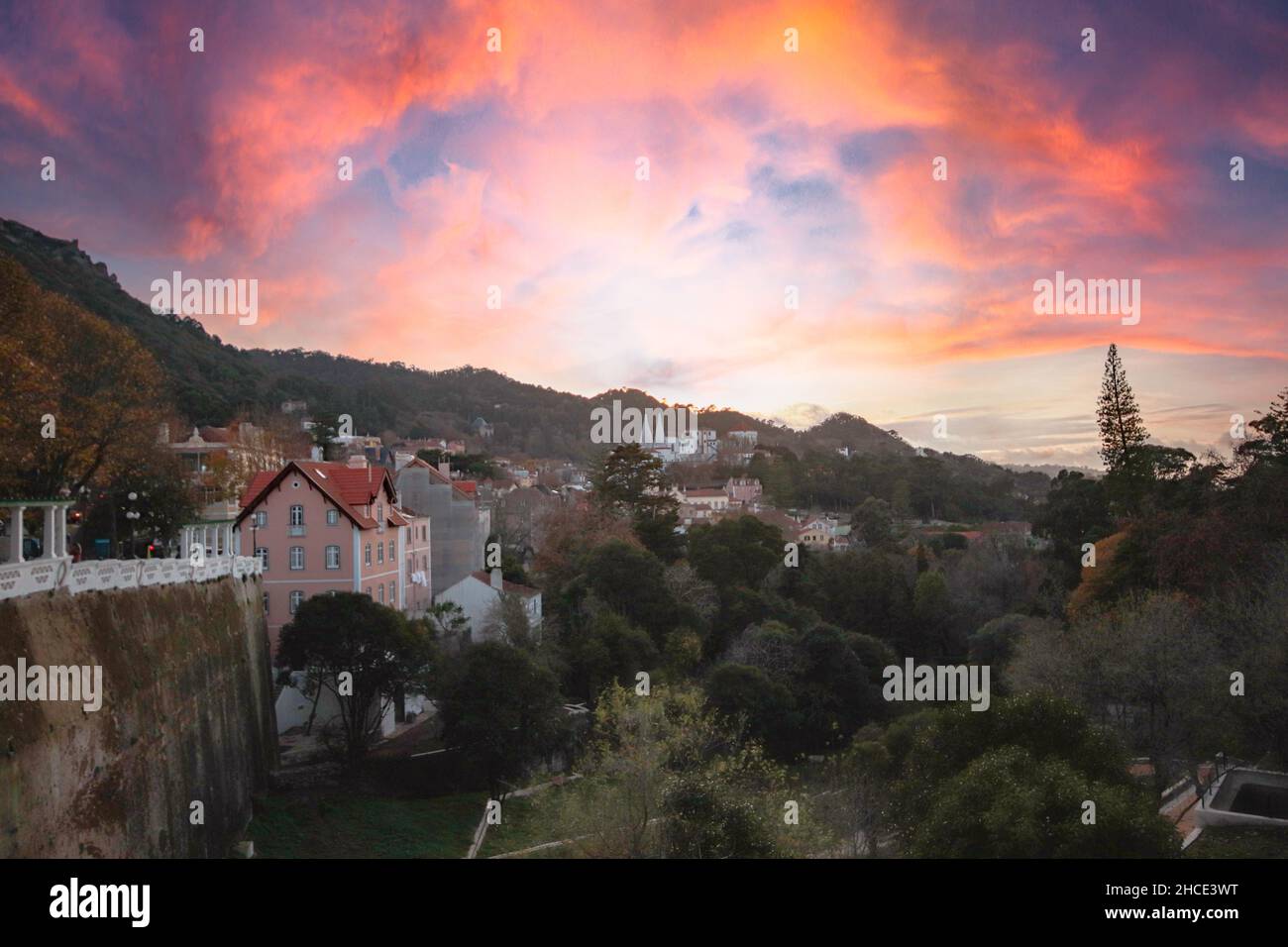 Das portugiesische Dorf Sintra, ein UNESCO-Weltkulturerbe. Sintra National Palace im Hintergrund. Sintra, Portugal Stockfoto