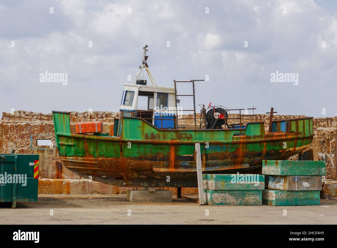 Israel, Tel Aviv-Jaffa, Altes Boot am Trockendock am Jaffa Hafen Stockfoto