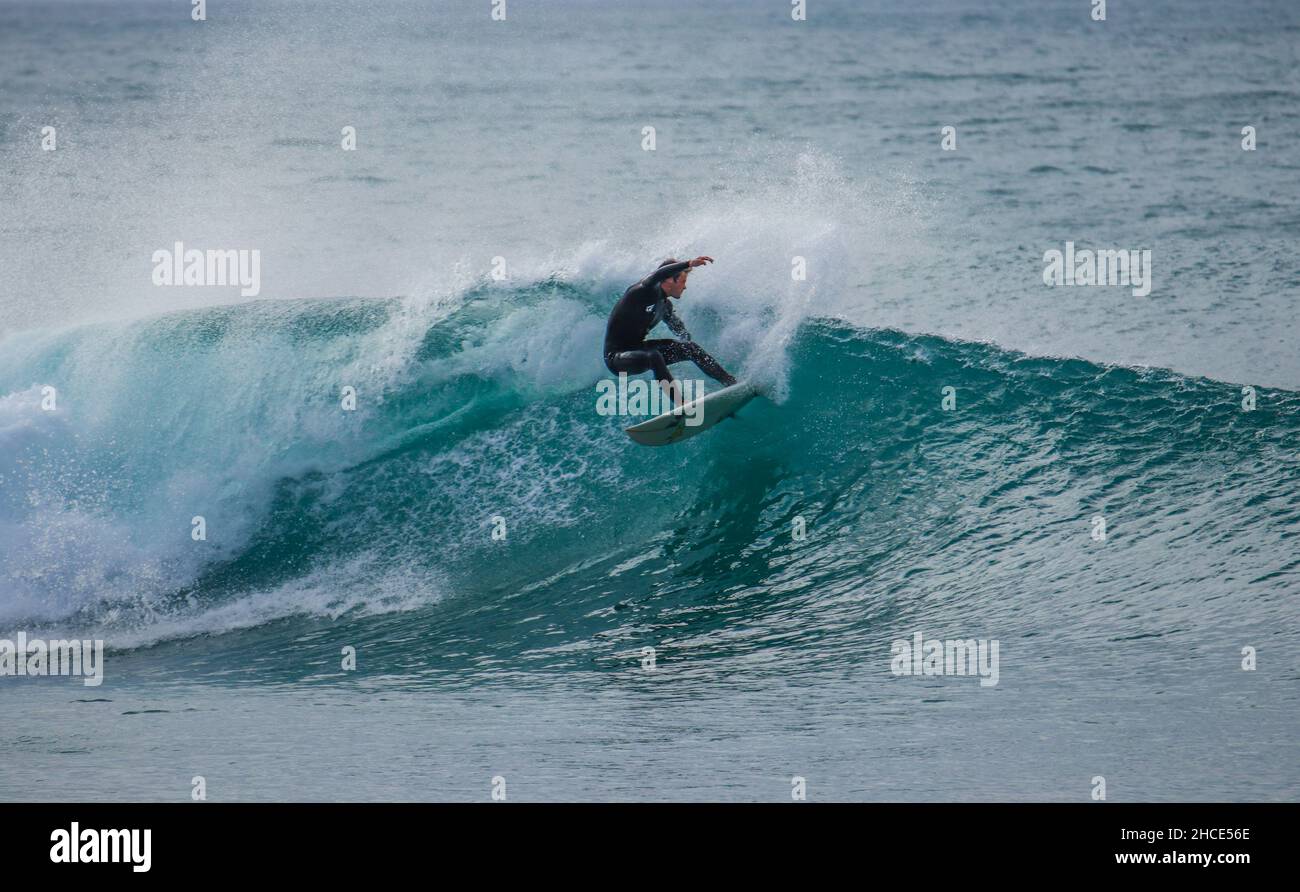 Surfer auf einer perfekten Welle an sonnigen Tagen Stockfoto