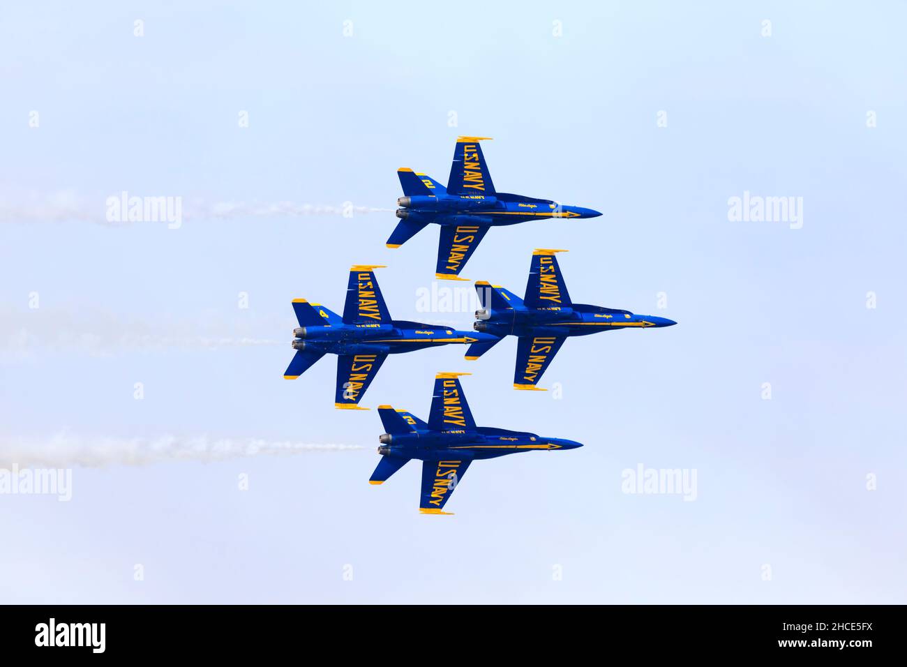 Die Blue Angels aerobatic flight Demonstration squadron führen Sie über die Bucht von San Francisco während der Fleet Week 2019, Kalifornien, Vereinigte Staaten von Amerika. Stockfoto