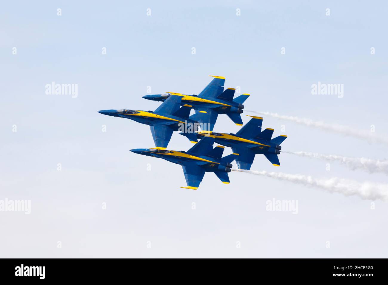 Die Blue Angels aerobatic flight Demonstration squadron führen Sie über die Bucht von San Francisco während der Fleet Week 2019, Kalifornien, Vereinigte Staaten von Amerika. Stockfoto