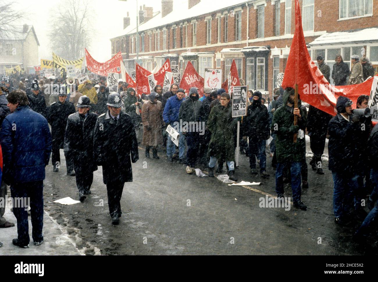 Demonstranten marschieren durch die Straßen von Wolverhampton nach dem Tod von Clinton McCurbin, der an Erstickung starb und von der Polizei verhaftet wurde. März 7th 1987, Wolverhampton, West Midlands, Großbritannien Stockfoto