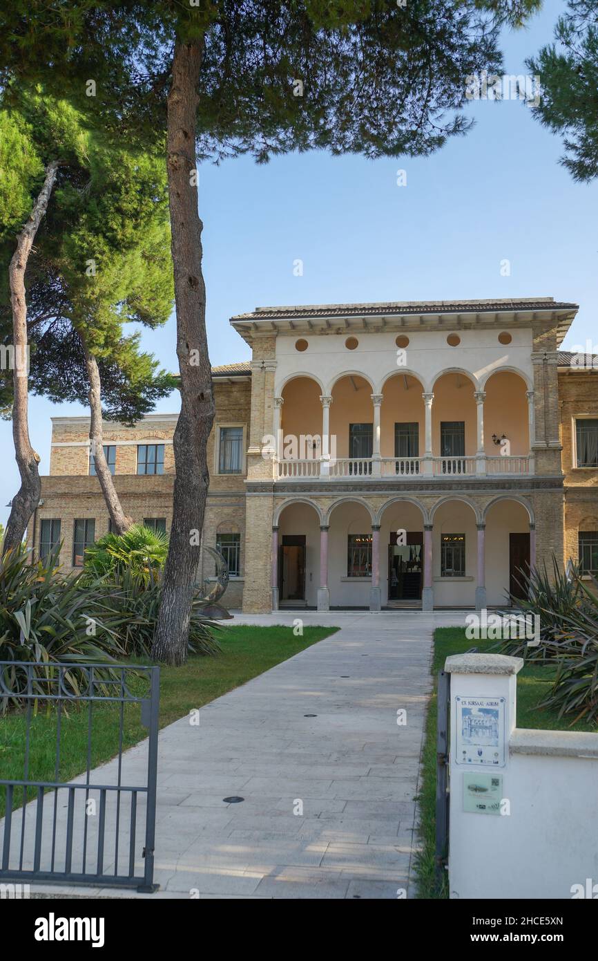 Largo Gardone Riviera Square, Palazzo Pomilio Palace, Aurum ist ein historisches Gebäude in Pescara, wo einst die Aurum Likörbrauerei Pesca beheimatet war Stockfoto