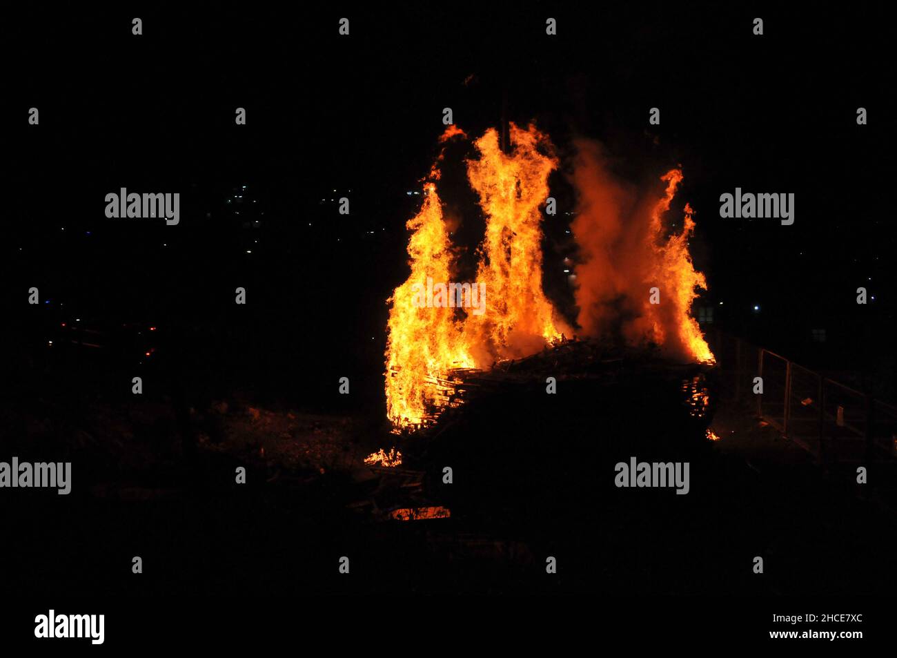 Der jüdischen Feiertag Lag Baomer mit einem Lagerfeuer feiern Stockfoto