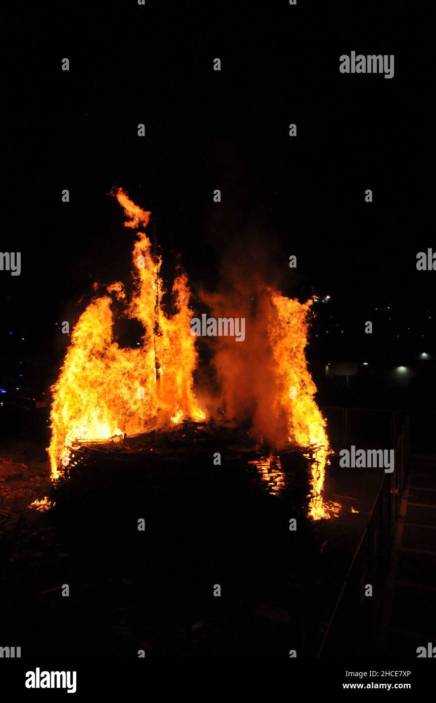 Der jüdischen Feiertag Lag Baomer mit einem Lagerfeuer feiern Stockfoto
