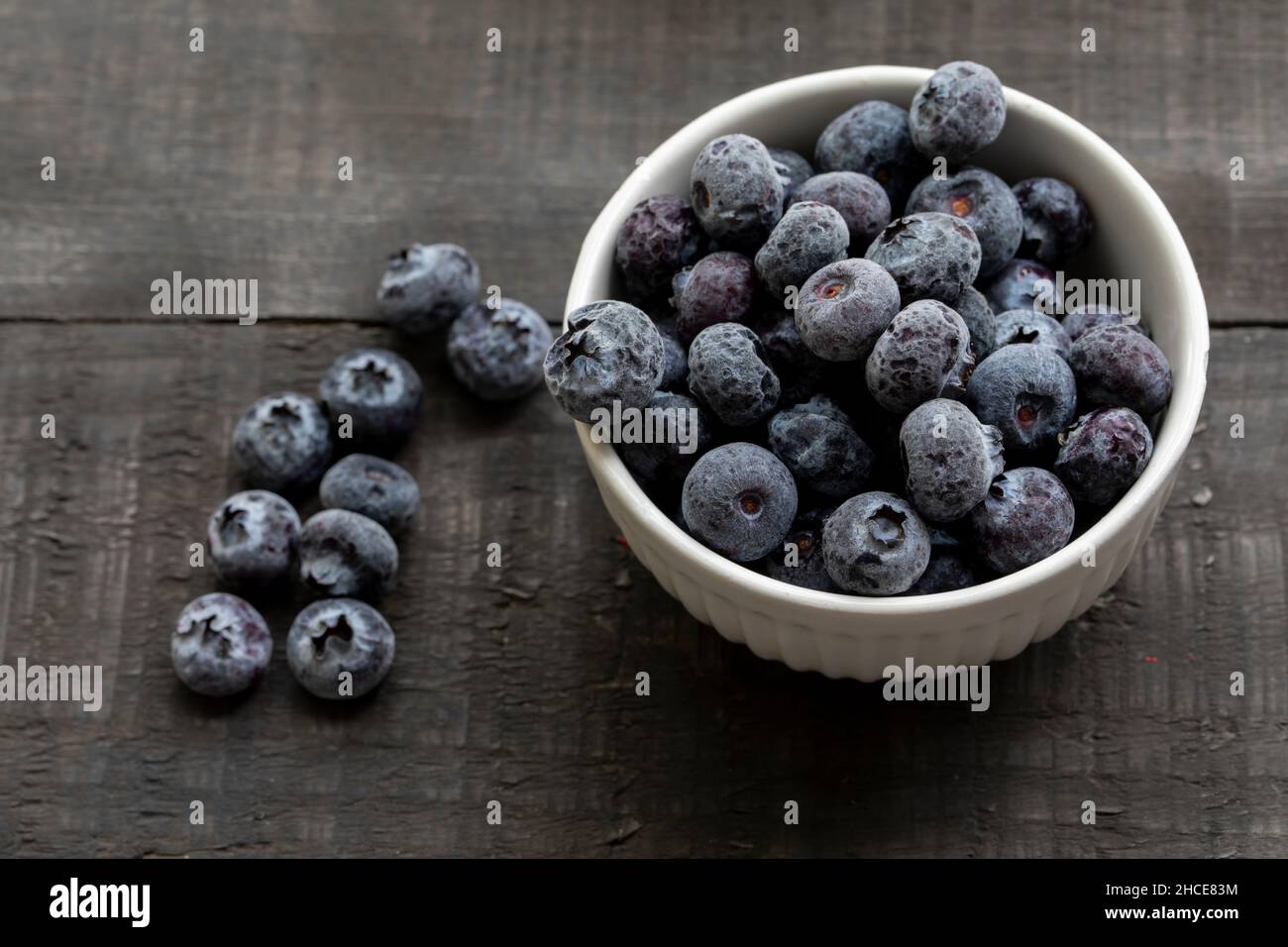 Nahaufnahme Von Frischen Heidelbeeren In Der Schüssel Auf Dem Tisch Stockfoto