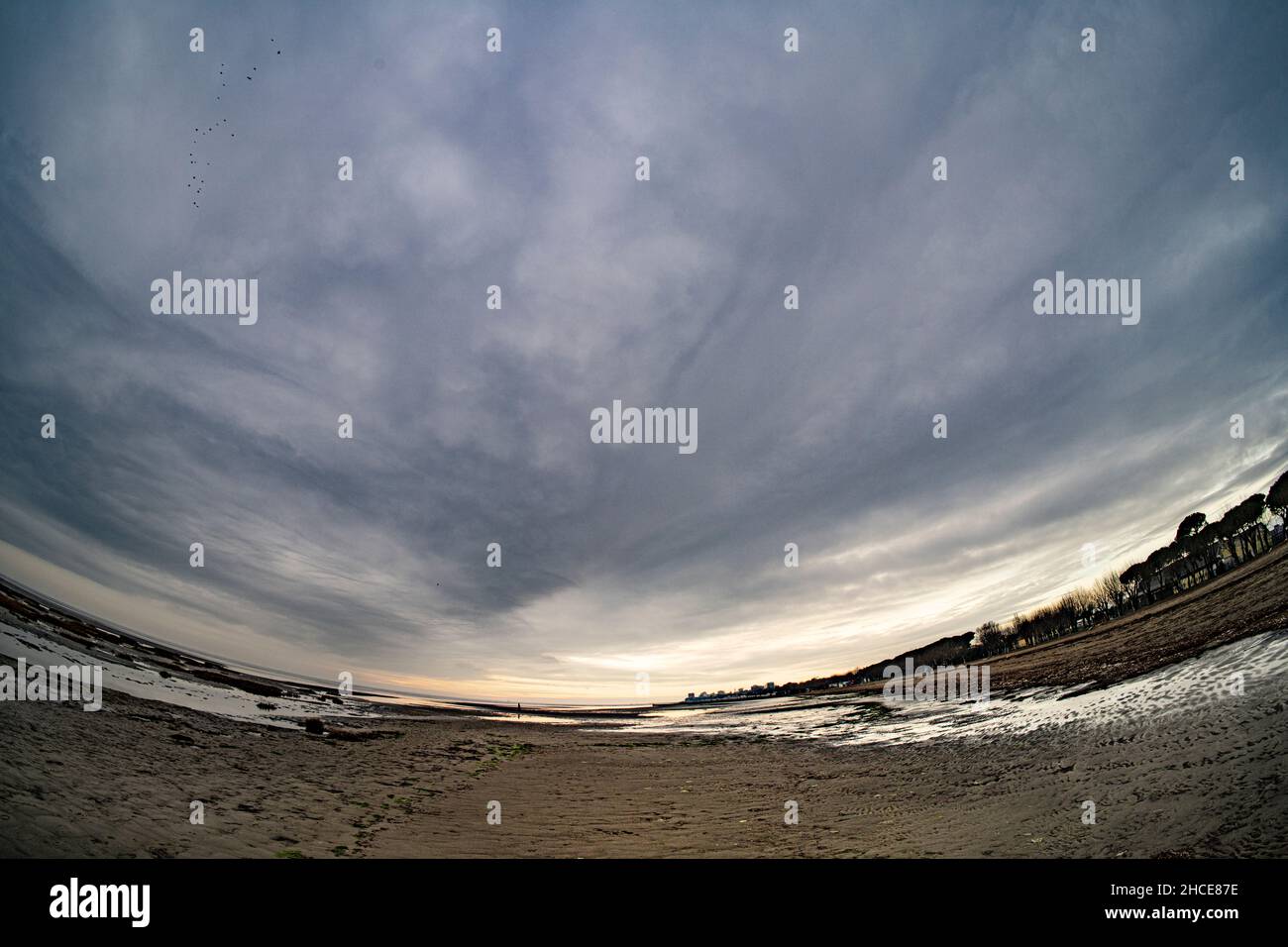 Blick auf die Küste an einem Wintertag mit einer Fischaugenlinse Stockfoto