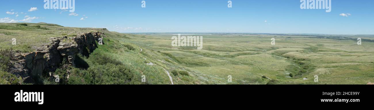 Panoramaaufnahme des kopfzertrümmerten Buffalo Jump Spring Canad Stockfoto
