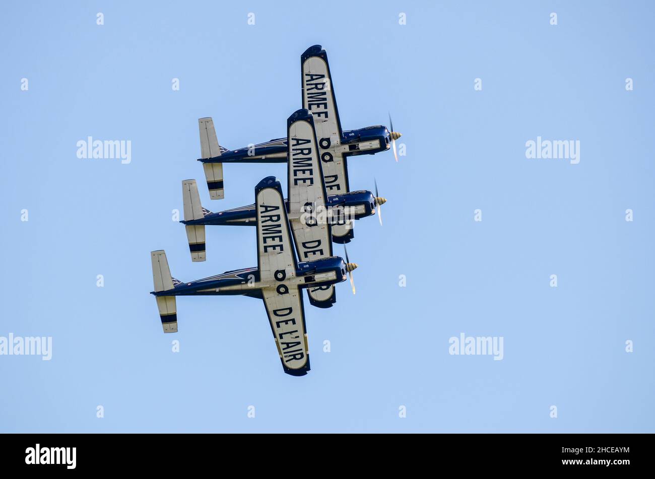 Französische Luftwaffe, Armee De L'Air, Kartusche-Dore-Display-Team, fliegen Flugzeuge des Typs Socata TB-30 Epsilon. Fliegen auf der Duxford Airshow, Cambridgeshire, Großbritannien Stockfoto