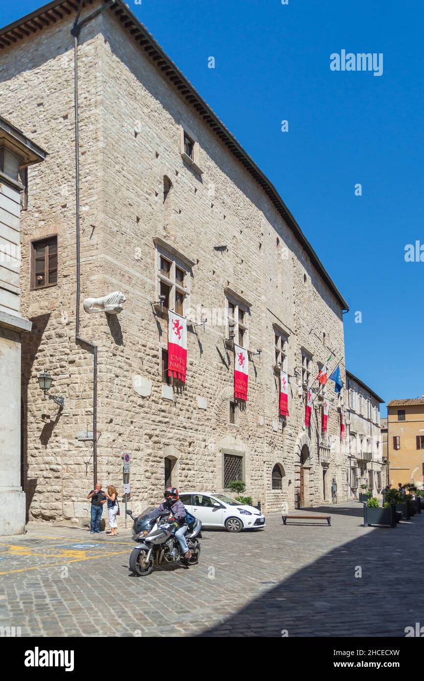 Piazza dei Priori, Blick auf den Palazzo del Podesta, Narni, Umbrien, Italien, Europa Stockfoto