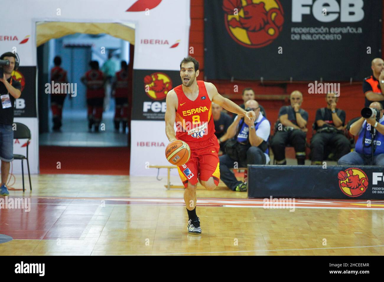 A Coruna, Spanien. Jose Manuel Calderon schießt während des Freundschaftsspiel zwischen Spanien und Kanada in Einer Coruna auf den Korb Stockfoto