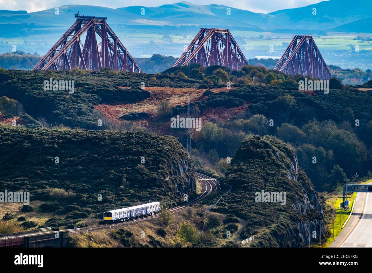 Forth Bridges und Kreuzfahrtschiffe auf dem Fluss Forth Stockfoto