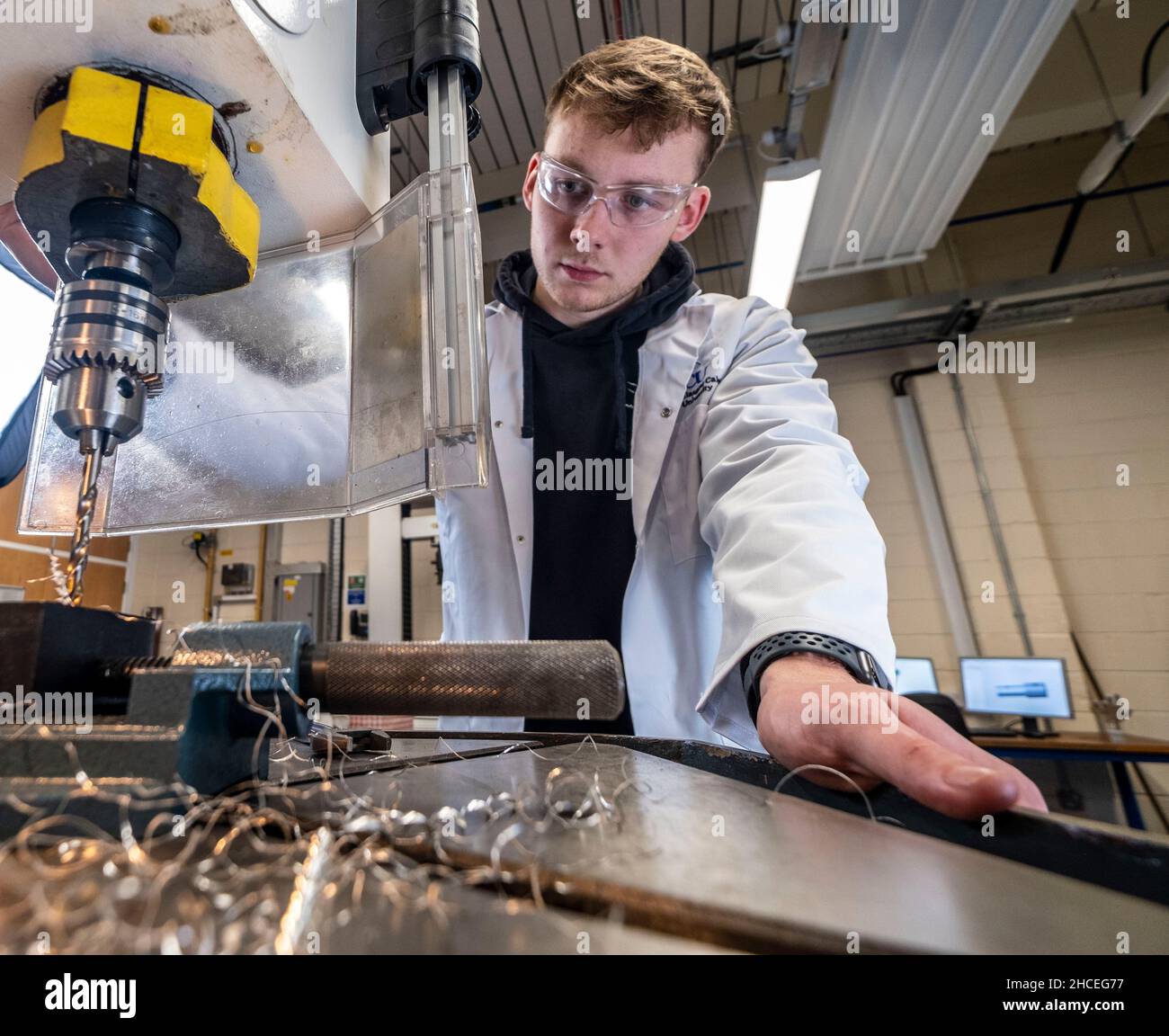 Ingenieurstudenten im Labor und in der Werkstatt Stockfoto