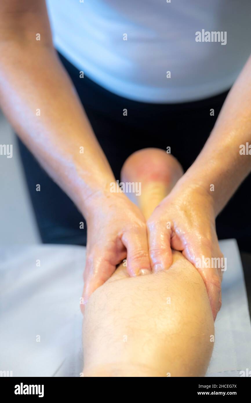 Physiotherapeuten helfen Patienten Stockfoto