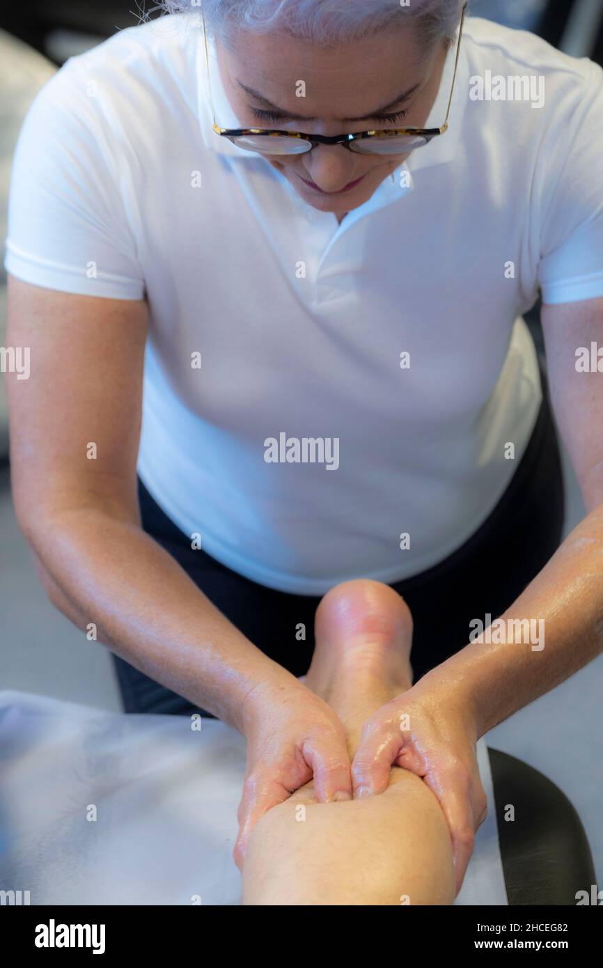 Physiotherapeuten helfen Patienten Stockfoto