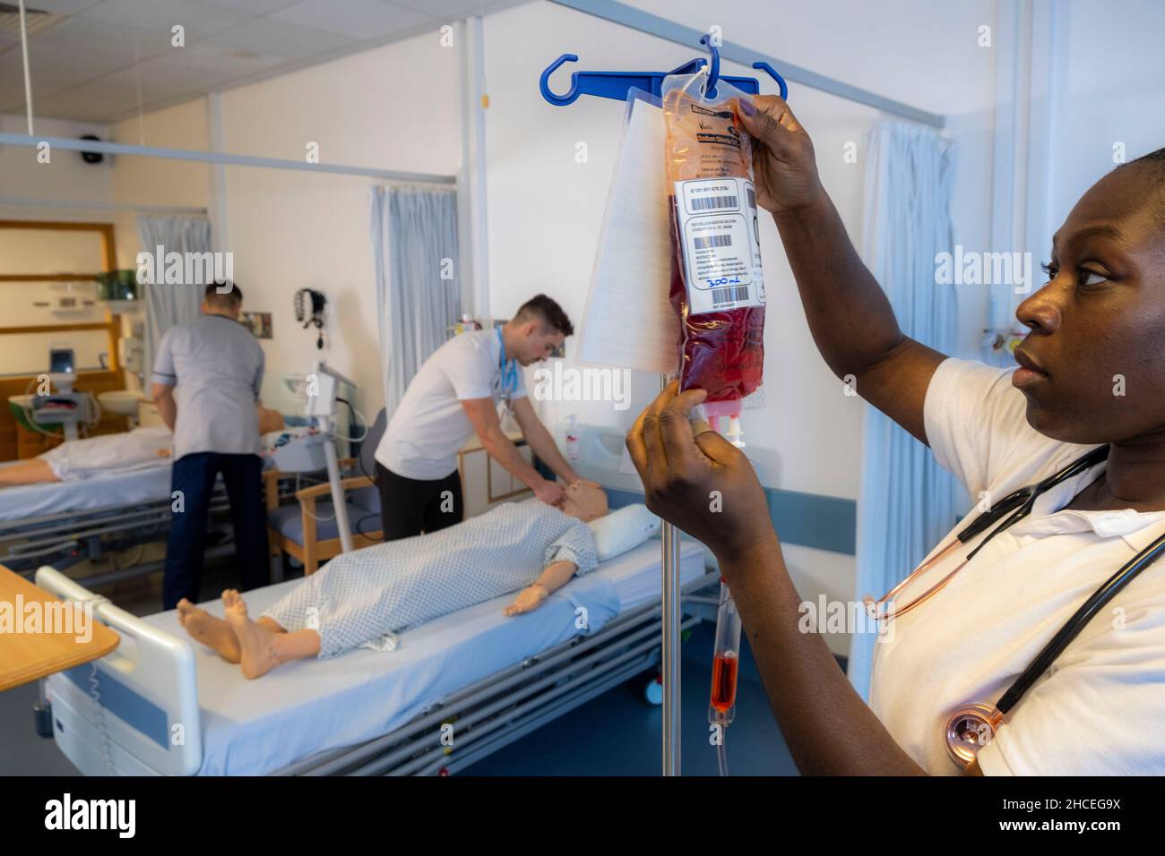 Krankenpflegeschülerausbildung realistische medizinische Dummy Stockfoto