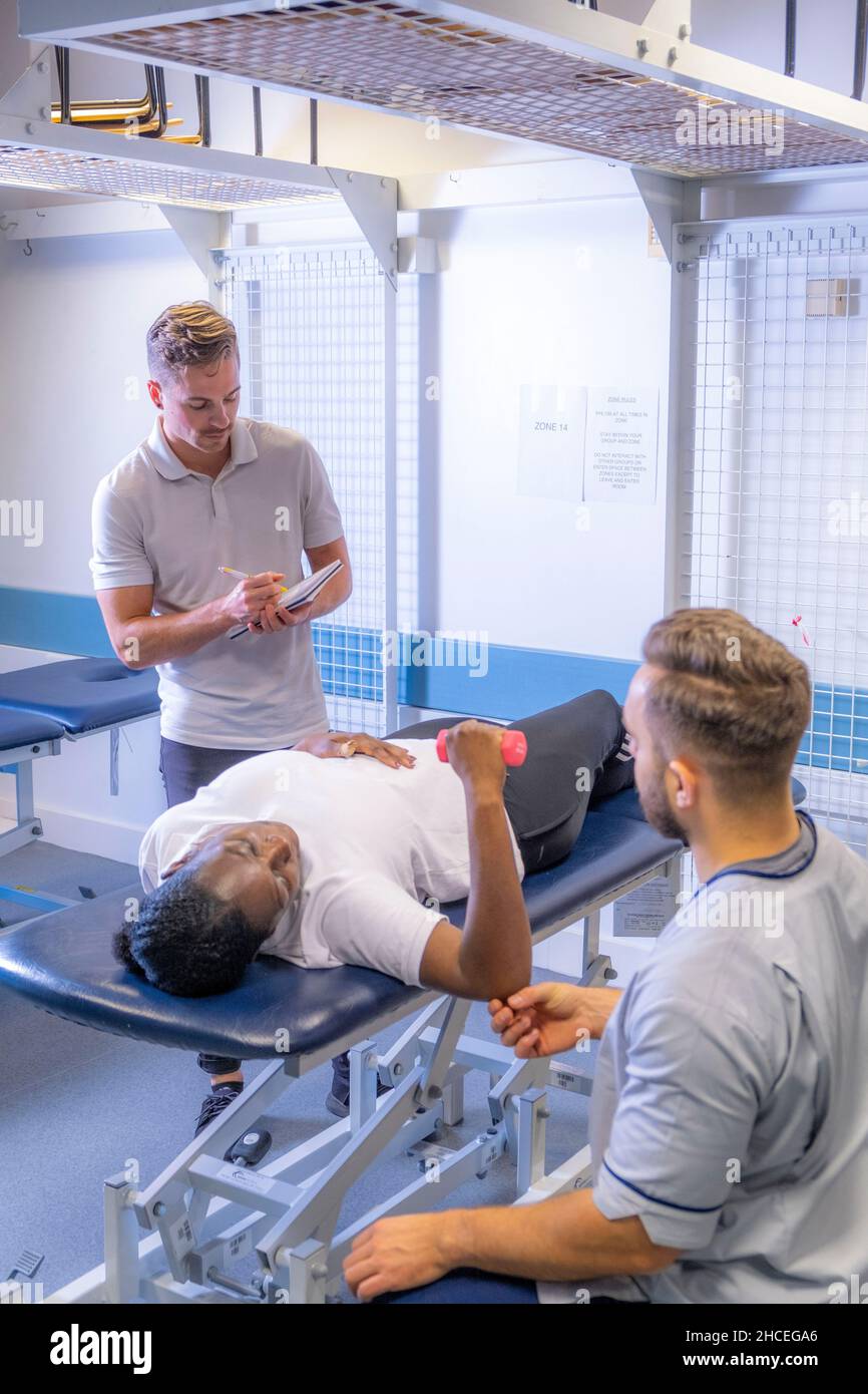 Krankenpflegeschülerausbildung realistische medizinische Dummy Stockfoto