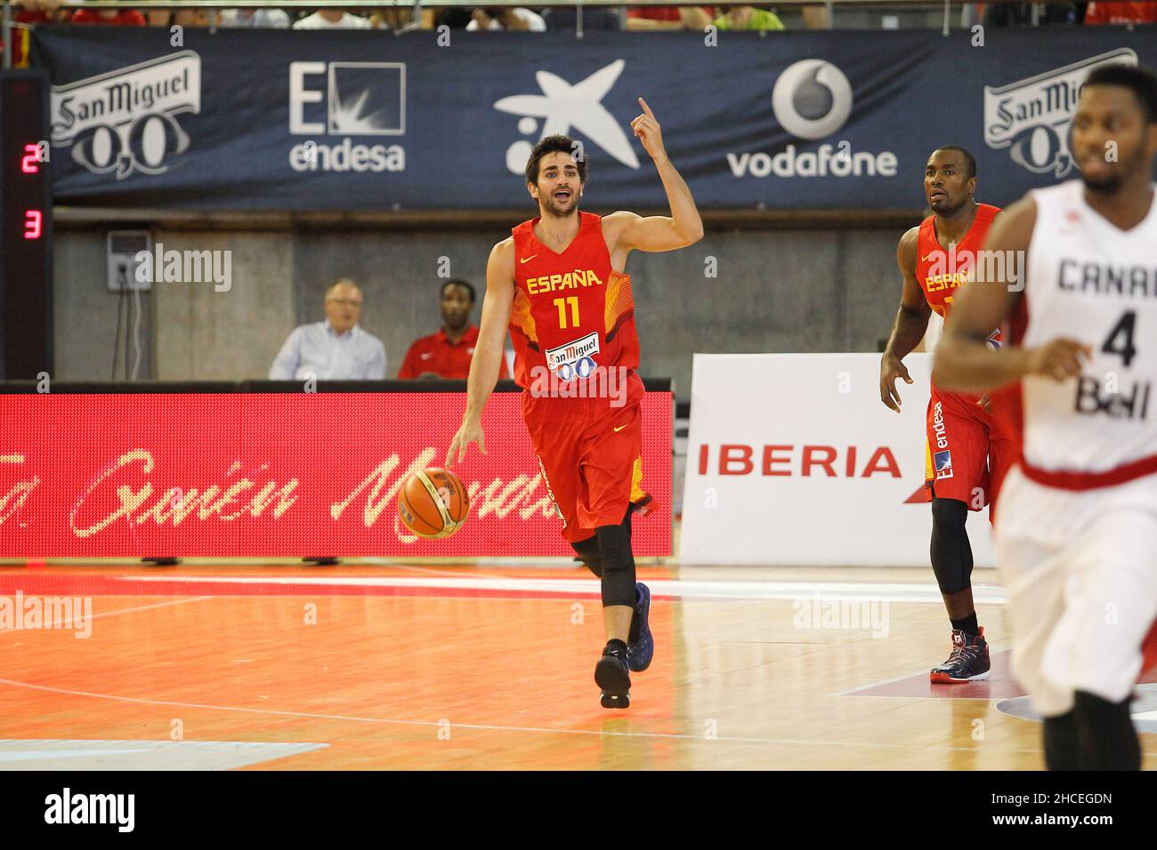 A Coruña, Spanien. Ricky Rubio streitet den Ball während des Freundschaftsspiel zwischen Spanien und Kanada im Coliseum in A Coruña Stockfoto