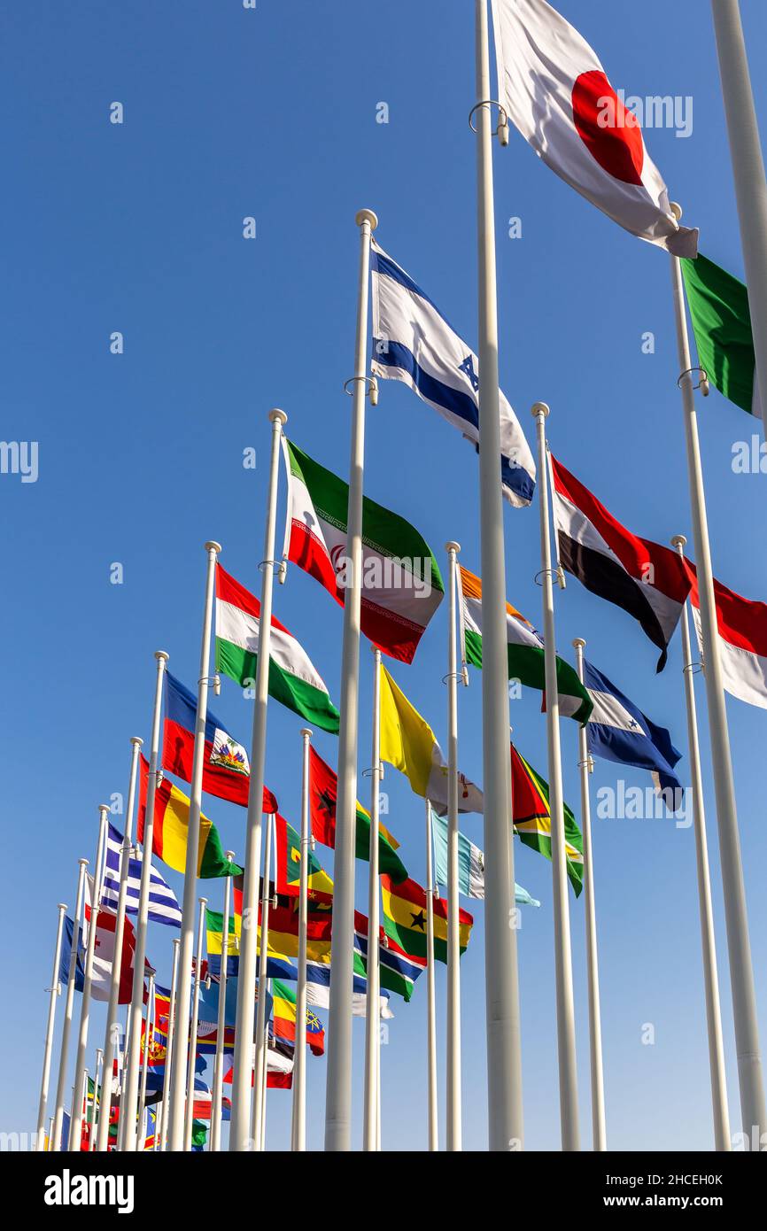 Viele Nationalflaggen winken in Dubai auf den Wind: Frankreich, Gabun, Gambia, Georgien, Deutschland, Ghana, Griechenland, Grenada, Guinea, Guyana, Haiti, Honduras, Ungarn, Indien Stockfoto