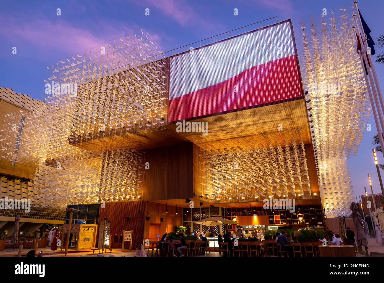 Dubai, VAE, 09.12.2021. Beleuchteter Poland Pavilion auf der Expo 2020 Dubai. Stockfoto