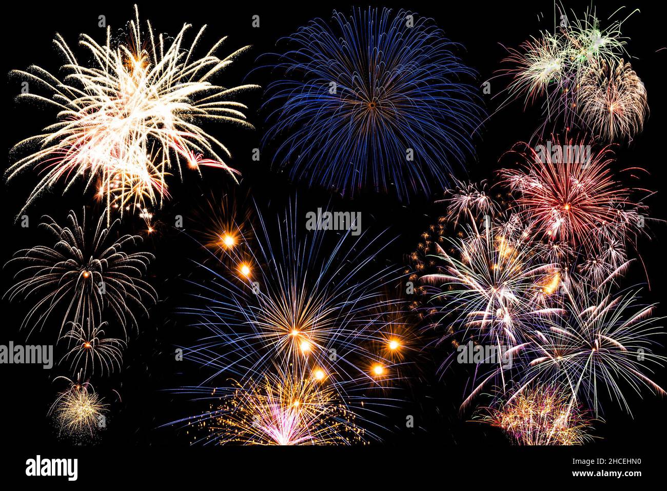 Silvesterfeier Feuerwerk gegen dunklen Himmel. Zusammensetzung. Stockfoto