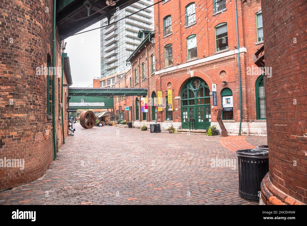 Toronto, Kanada - 4. Oktober 2021: Blick auf die Gristmill Lane im Distillery Historic District Stockfoto