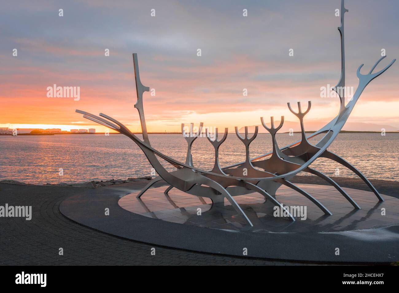 Reykjavik, Island - 9. Juli 2020: Sun Voyager Skulptur entlang der Uferpromenade im Mitternachtssklang Stockfoto