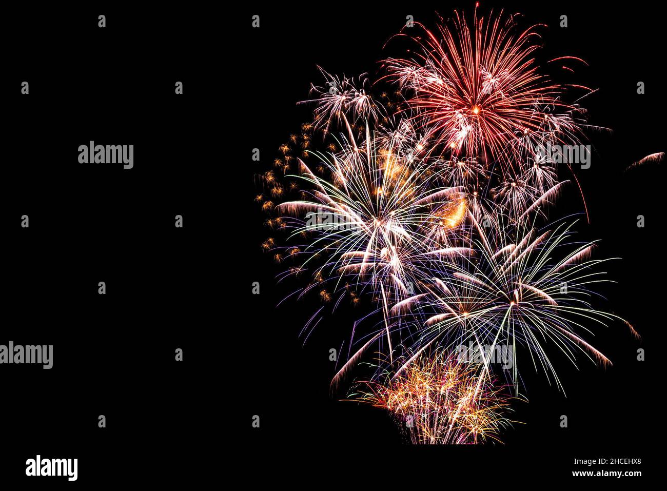 Silvesterfeier Feuerwerk gegen den Nachthimmel. Speicherplatz kopieren. Stockfoto