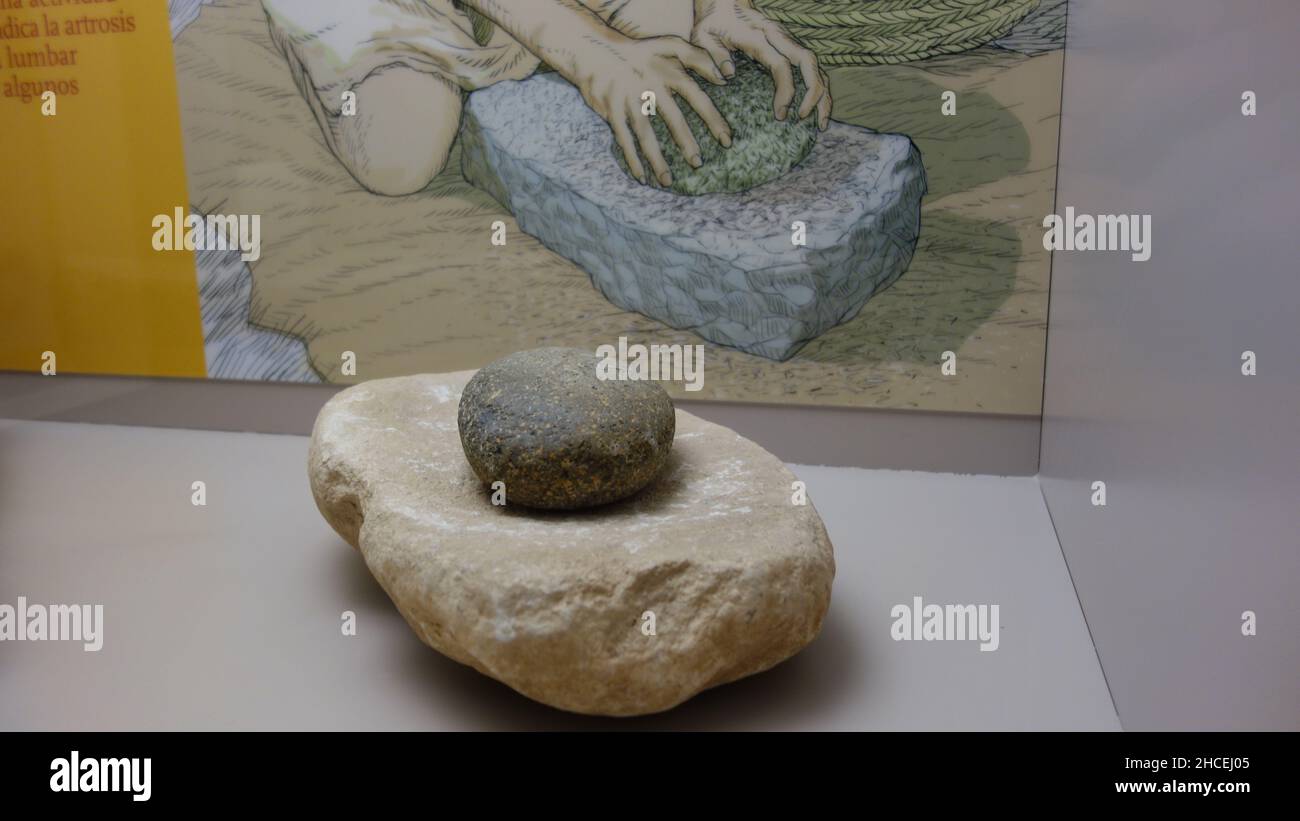 Prähistorische Schleifsteine im Archäologischen Museum von Alcalá de Henares. Ähnlichkeit mit dem Metat von Mexiko Stockfoto