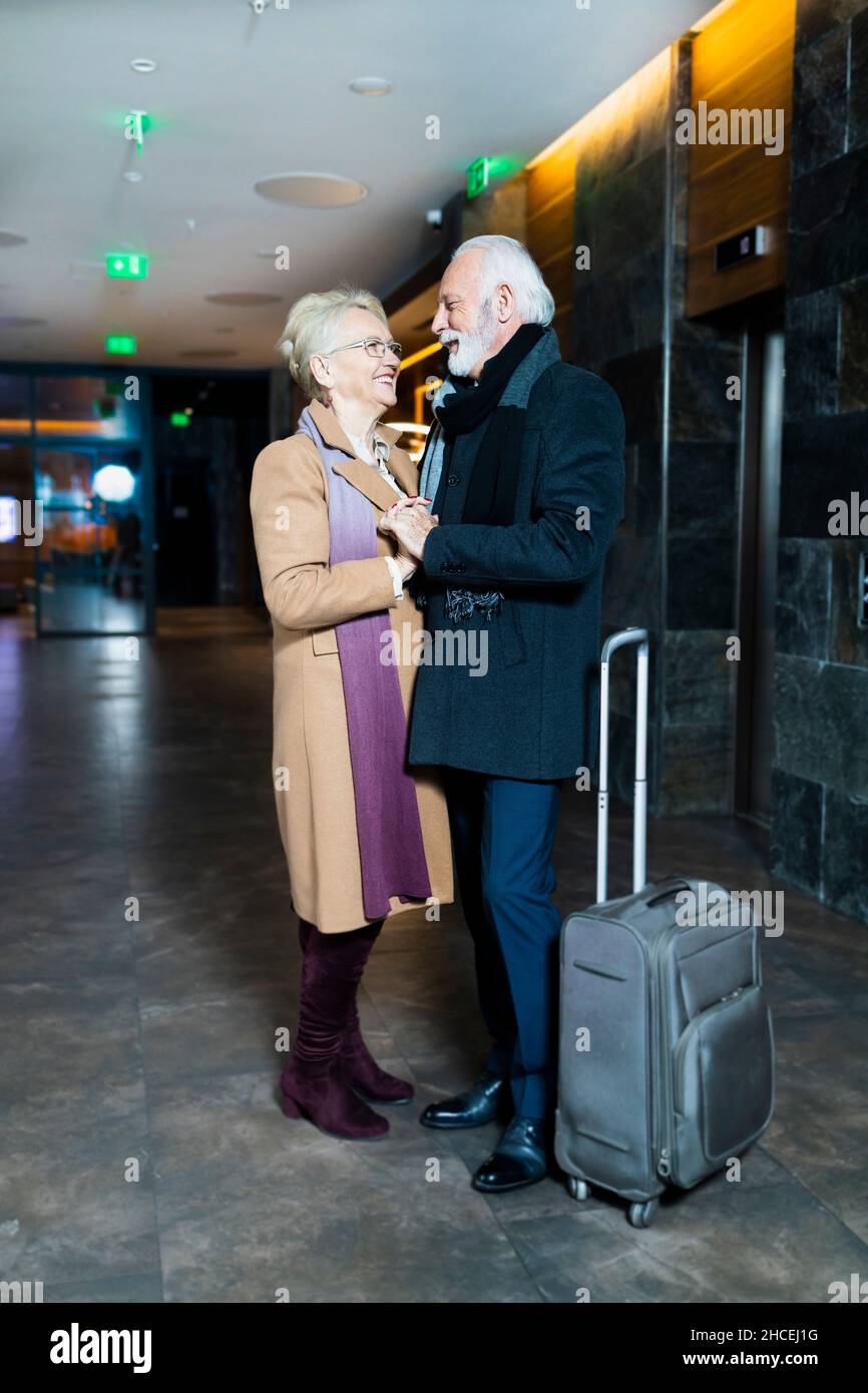 Ältere Paare in Liebe halten einander Stockfoto