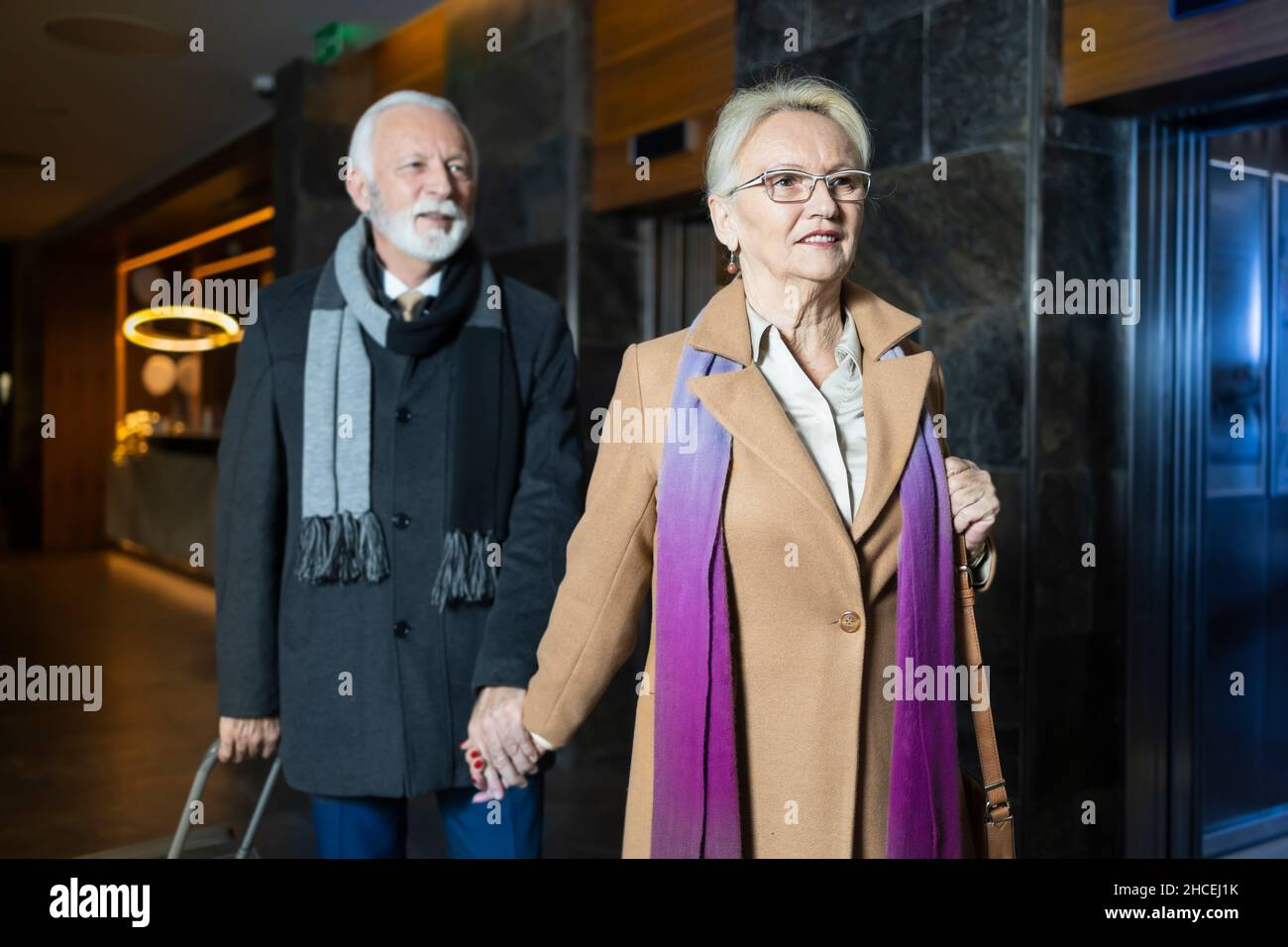 Ältere Frau und Ehemann kamen zusammen in einer Hotellobby an, um ihren Valentinstag zu verbringen Stockfoto