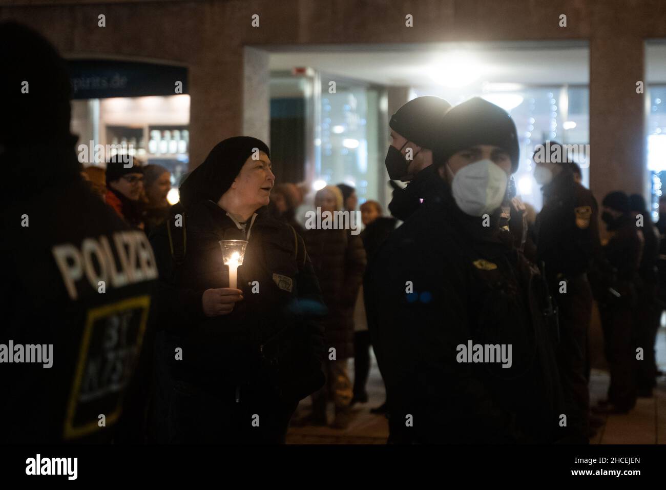 Am 27.12.21 organisierte München Stände eine unangekündigte Demonstration gegen die Corona-Beschränkungen am Marienplatz. Hunderte von „Querdenkern“ folgten diesem Ruf. (Foto: Alexander Pohl/Sipa USA) Quelle: SIPA USA/Alamy Live News Stockfoto