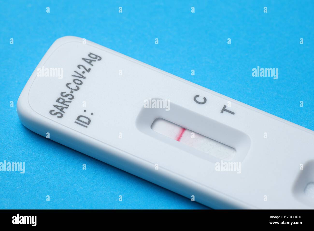 Negativer Antigenschnelltest auf blauem Hintergrund Stockfoto