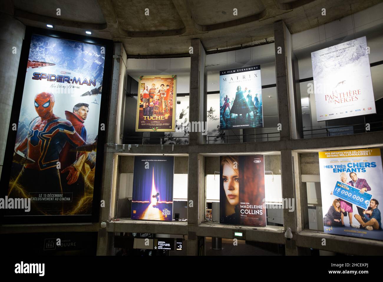 Filmplakate in einem Kino in Paris, Frankreich, am 28. Dezember 2021. Foto von Raphael Lafargue/ABACAPRESS.COM Stockfoto