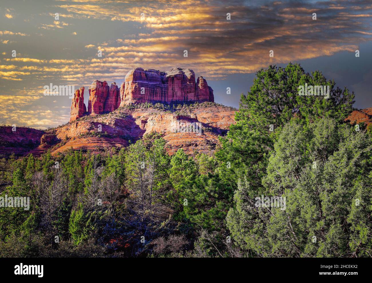 Der berühmte Cathedral Rock ragt über dem Tal in Sedona, Arizona, hoch. Stockfoto