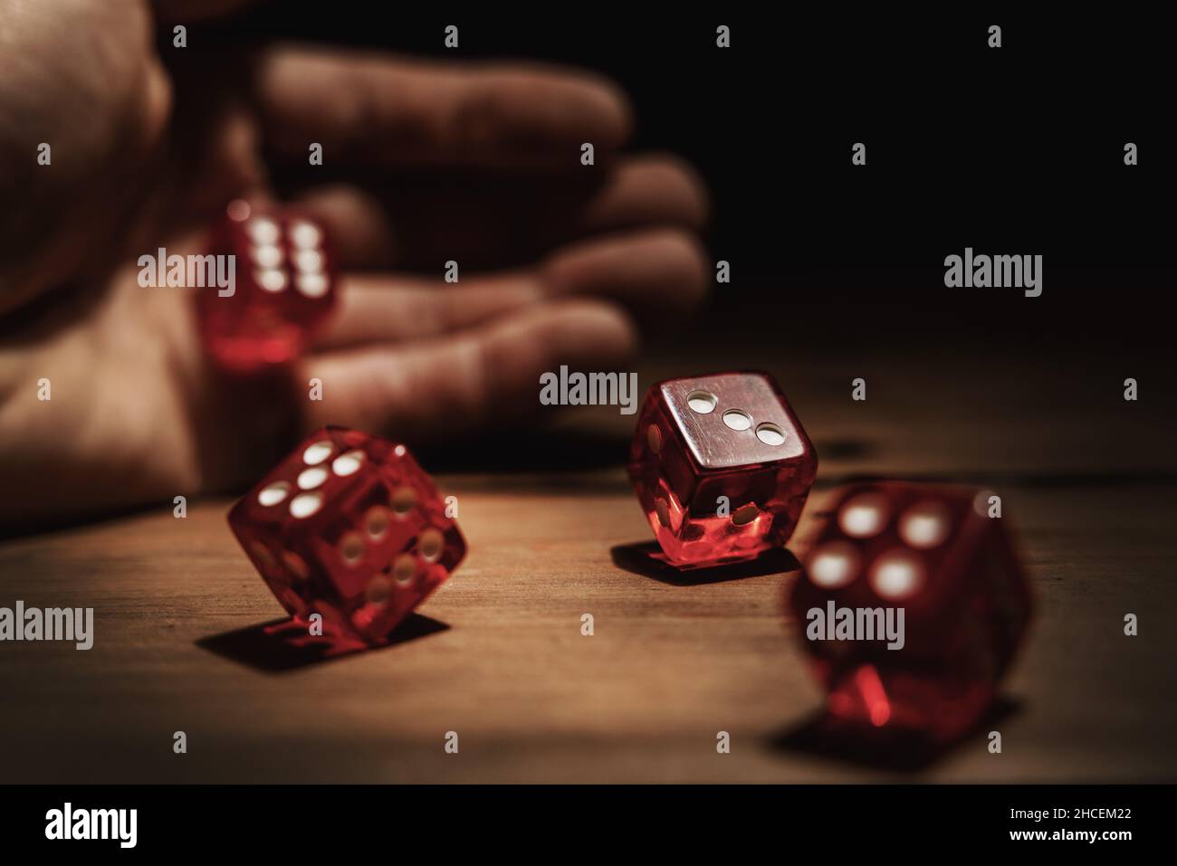 Hand rollende Würfel. Risiko, Glück und Glücksspiel-Konzept Stockfoto