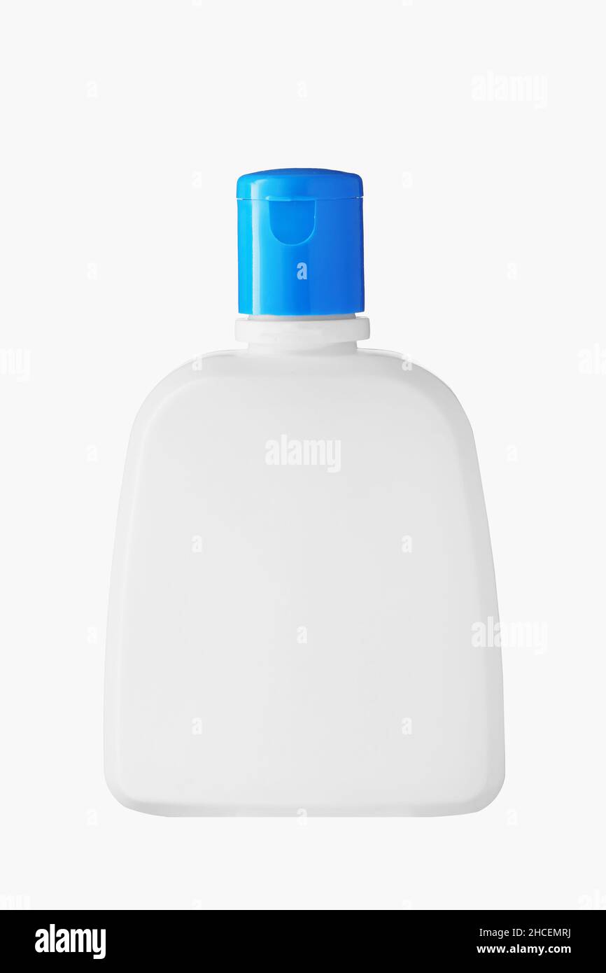 Kunststoffglas mit blauem Deckel auf weißem Hintergrund. Dies ist ein weißer Behälter für Kosmetik oder Medikamente. Das Layout ist auf weißem Hintergrund isoliert. Stockfoto