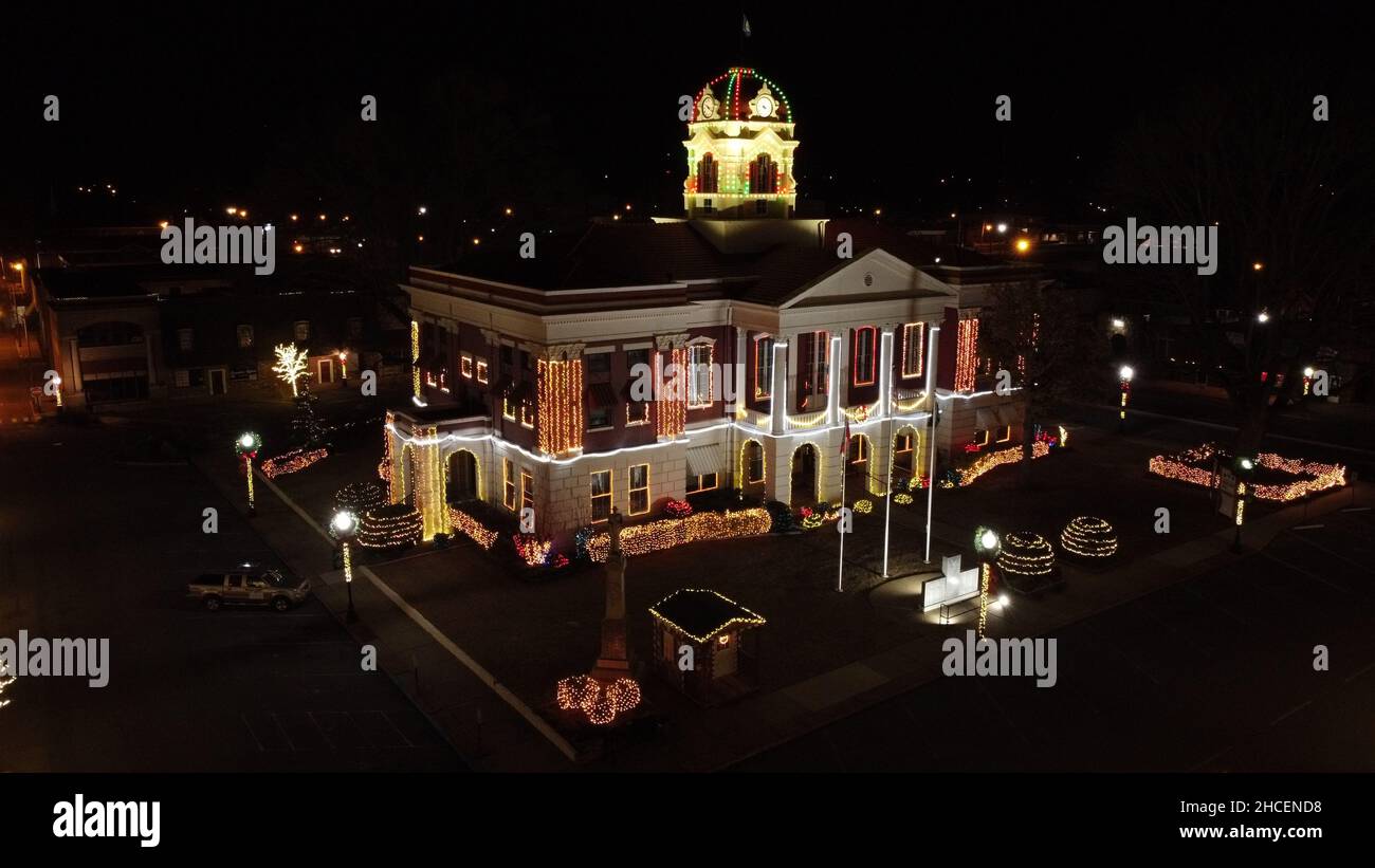 Nächtliche Luftaufnahme des Gerichtshauses von White County in Searcy, Arkansas, die zu Weihnachten dekoriert wurde, Dezember 2021. Stockfoto