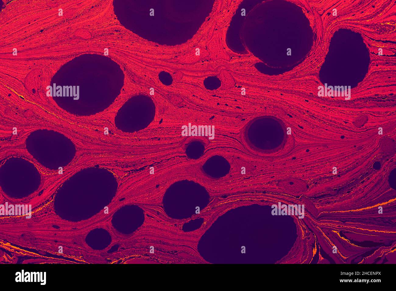 Textur von dunklen Flecken im irisierenden Hintergrund in Ebru Technik gemalt Stockfoto
