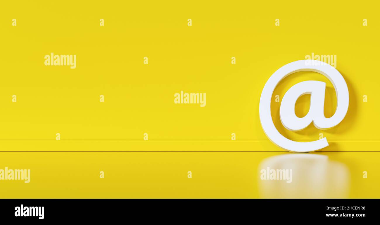 E-Mail-Symbol oder an einem Schild, das als Kommunikationskonzept an eine gelbe Wand gelehnt ist Stockfoto