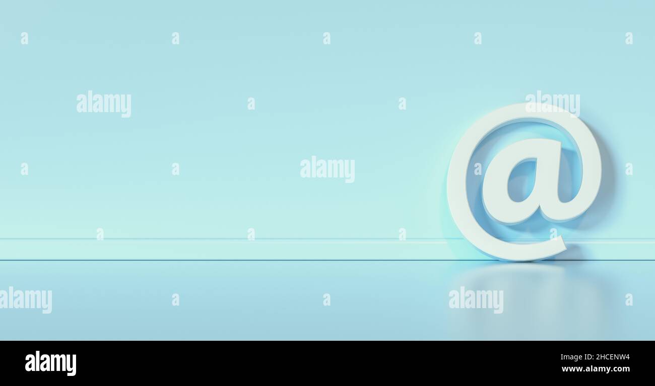 E-Mail-Symbol oder an Schild, das sich als Kommunikationskonzept an eine babyblaue Wand lehnt, Copyspace für Ihren individuellen Text. Stockfoto