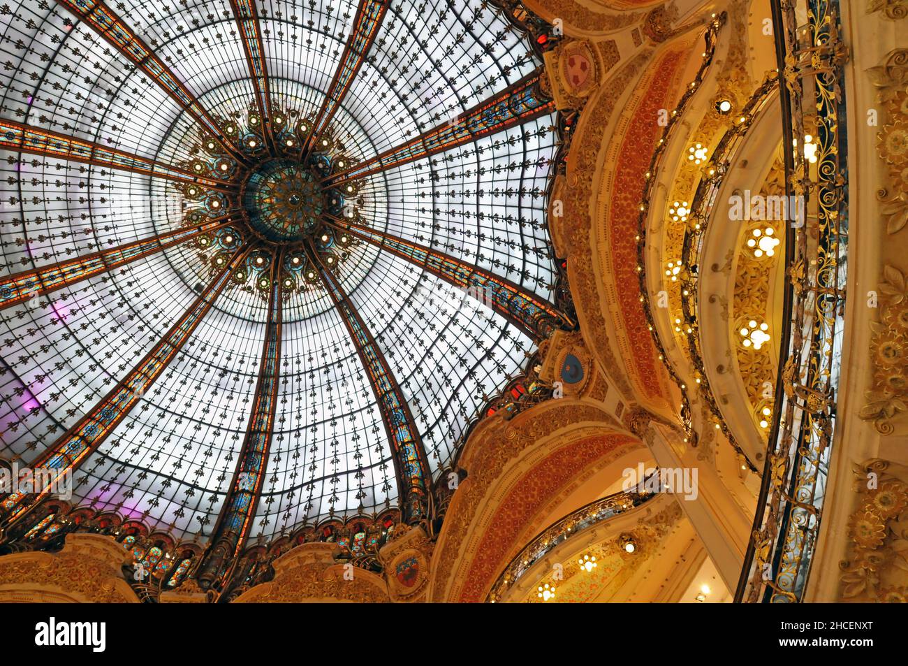 Die im Jugendstil gehaltene Buntglaskuppel im Pariser Flaggschiff-Kaufhaus der Pariser Galerien Lafayette wurde 1912 erbaut. Stockfoto