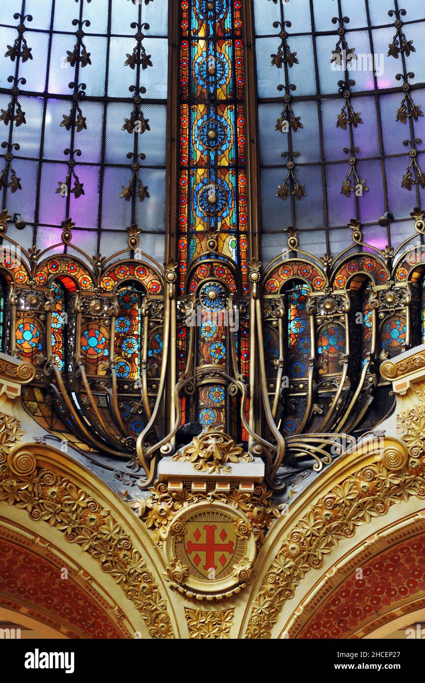 Detail der Buntglaskuppel im Jugendstil im Flaggschiff der Pariser Kaufhäuser Galleries Lafayette. Die Kuppel wurde 1912 erbaut. Stockfoto