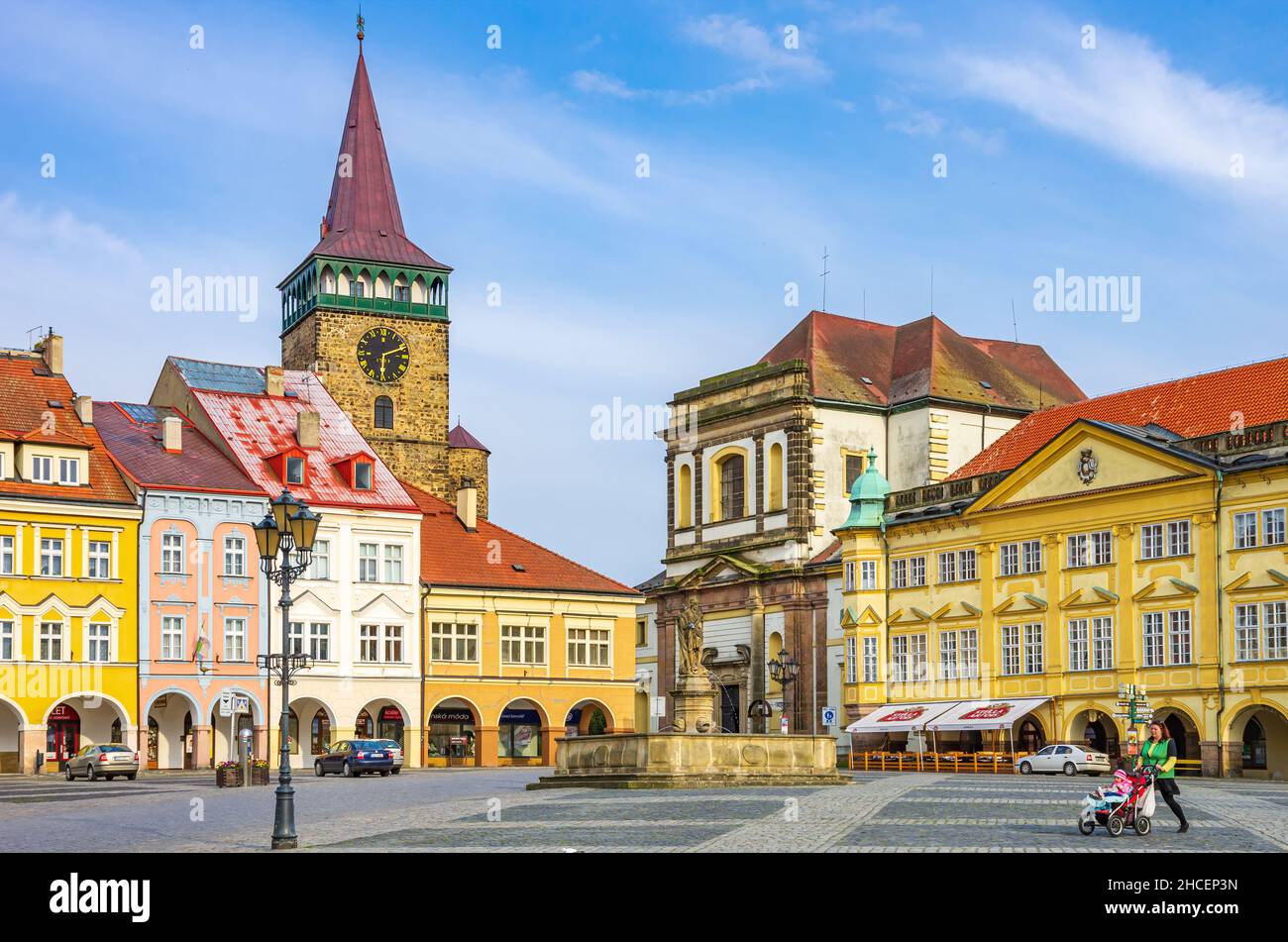 Jičín im Böhmischen Paradies, Královéhradecký kraj, Tschechische Republik: Malerischer Blick auf den Wallenstein-Platz. Stockfoto