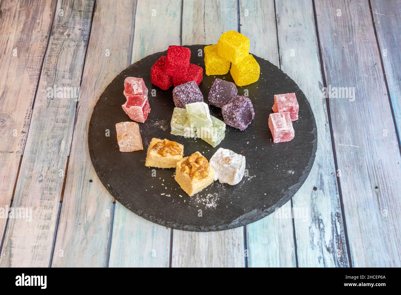 Turkish Delight oder Lokum ist ein traditionelles Gelee-ähnliches Süßes, von der weichen Karamell- oder Gelee-Bohne-Art. Es ist eine Art von weichem Süßes, das mit Sirup und Som hergestellt wird Stockfoto