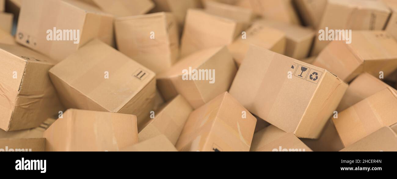 Vertrieb Lager, Versand, Fracht Transport, Logistik und Lieferung Konzept, Hintergrund mit Haufen von Kartons und Pakete Stockfoto