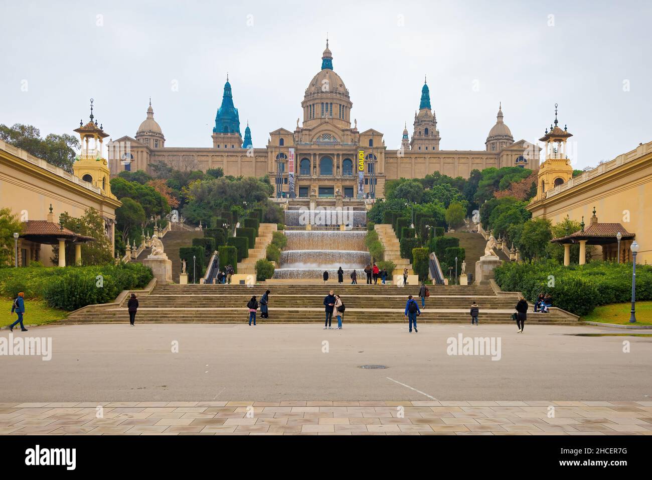 Blick auf die Treppe und die Hauptfassade des Hauptquartiers des Nationalmuseums von Katalonien, Barcelona, Spanien Stockfoto