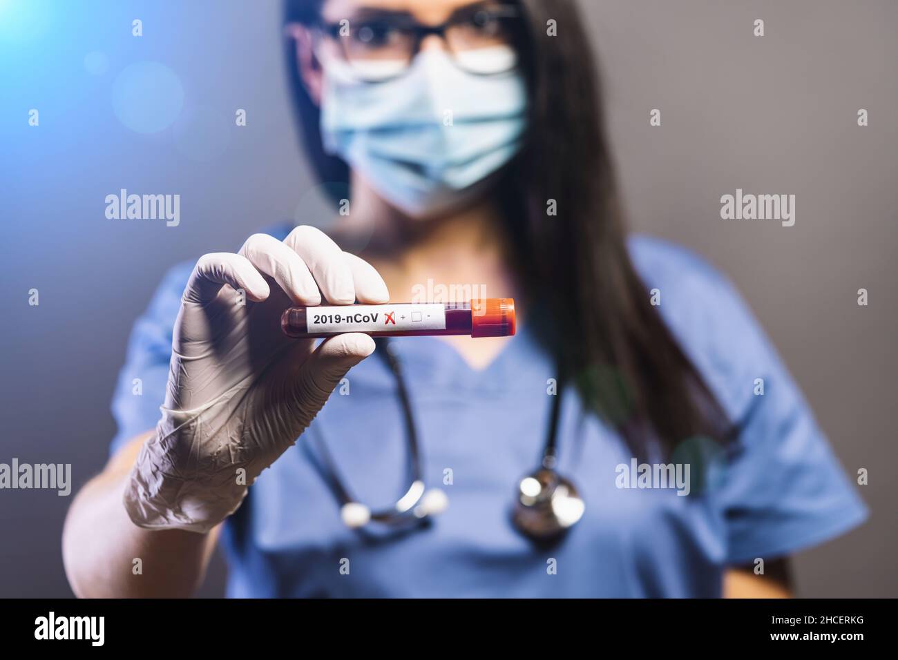 Handgrifffläschchen mit roter Blutflüssigkeit. Coronavirus COVID 2019 Drogenkonzept. Stockfoto