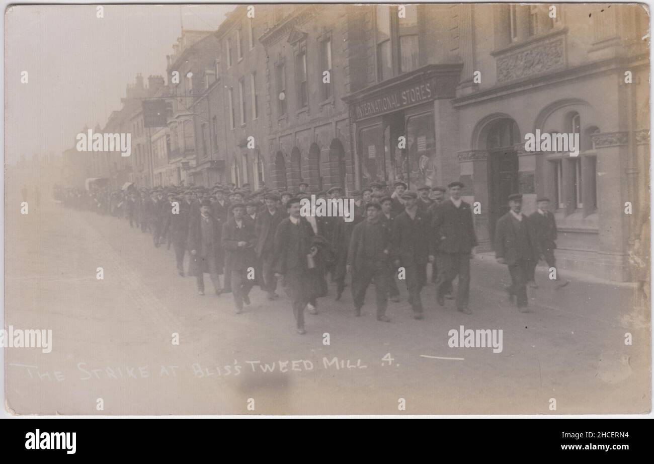 The Bliss Tweed Mill Strike, Chipping Norton, 1913-1914: Streikende Männer, die während eines Arbeitsstreits bei einem lokalen Textilunternehmen die Straße entlang marschieren. Das Foto wurde vom lokalen Fotografen Frank Packer aufgenommen und als Postkarte verkauft Stockfoto