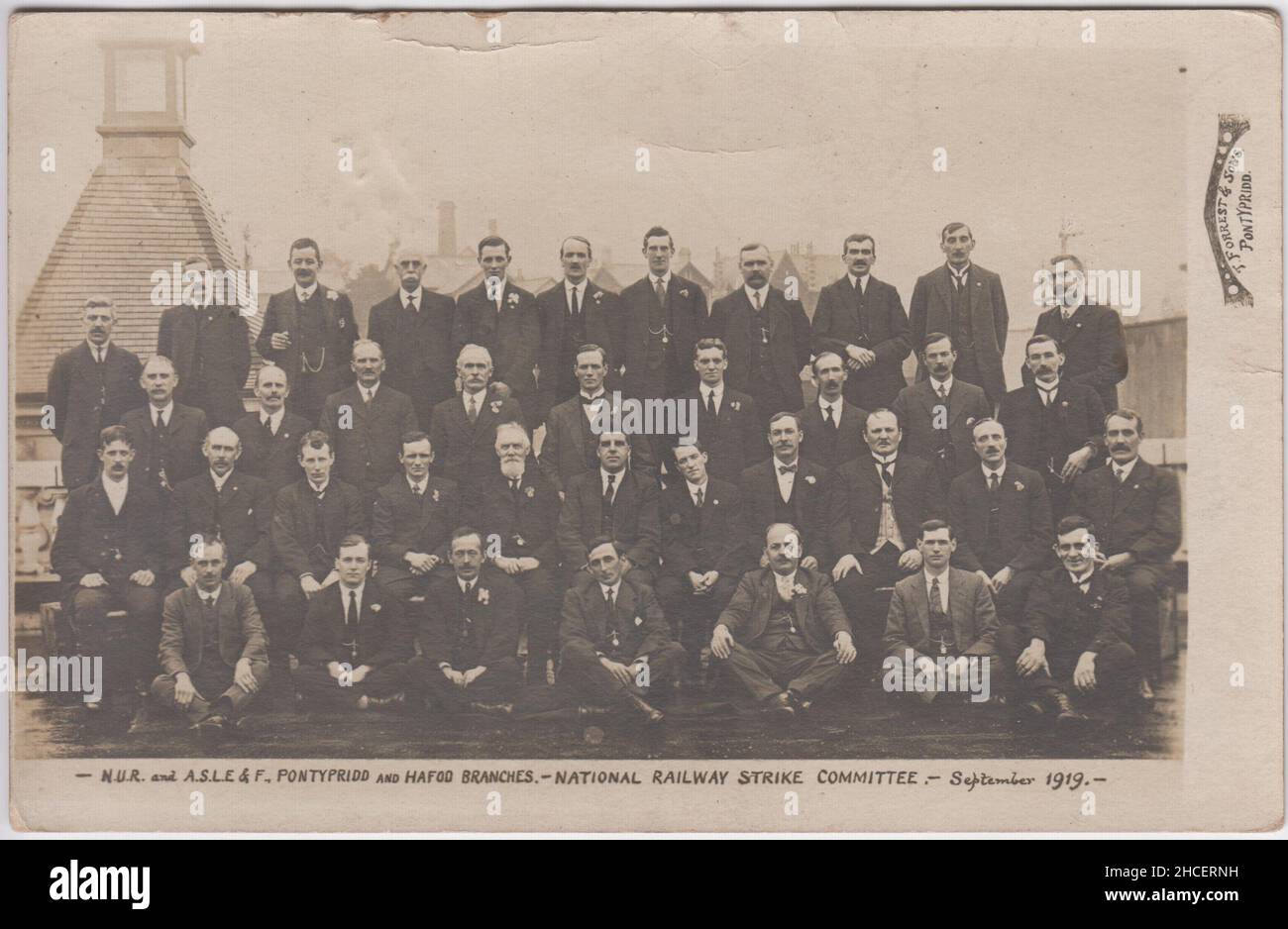 National Union of Railwaymen (NUR) & Associated Society of Locomotive Engineers and Firemen (ASLEF) Pontypridd & Hafod Branches, National Railway Strike Committee, September 1919. Gruppe von Männern, die während des Eisenbahnstreiks von 1919 draußen fotografiert wurden Stockfoto